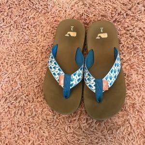 Vineyard vines flip flops